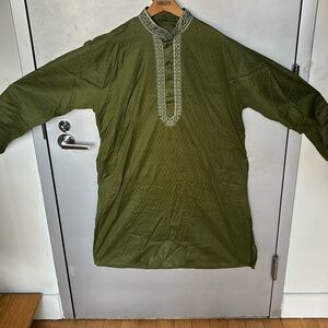 Indian Kurta
Olive Green
Dark green patterns 
Lightweight
Size 44